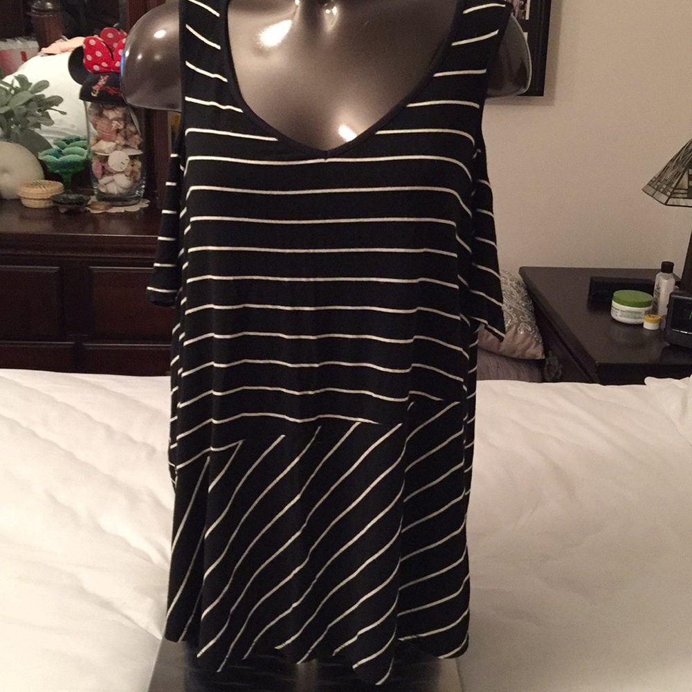 Cold shoulder top in excellent condition